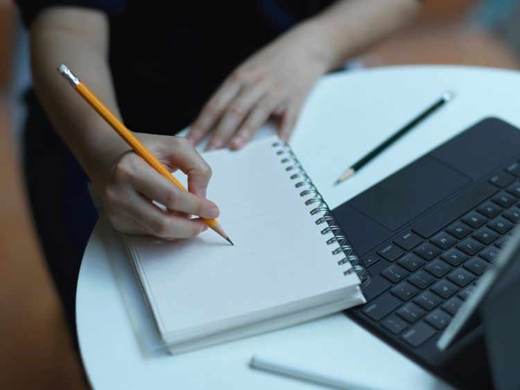 noi cursuri online acreditate